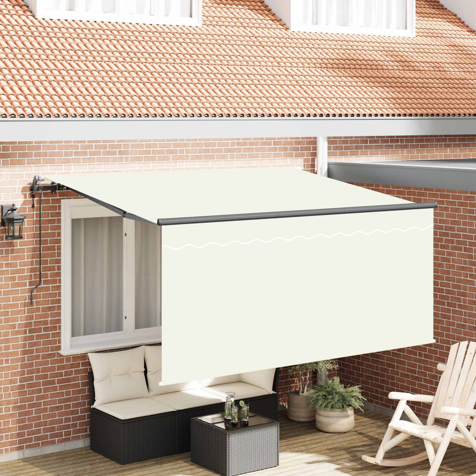 Einziehbare Markise über einer Terrasse mit beigefarbigen Möbeln, Pflanzen und einer Backsteinwand im Hintergrund, die den Sitzbereich beschattet.