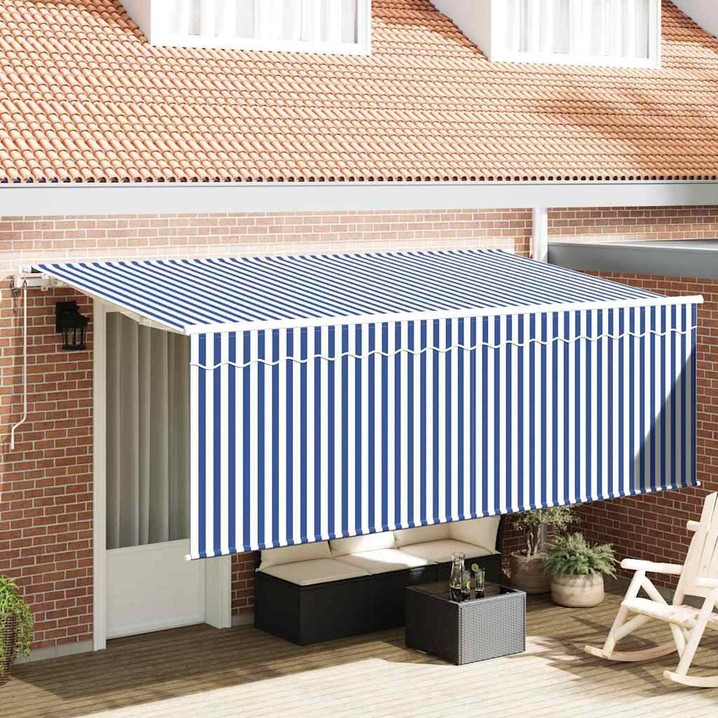 Eine blau-weiß gestreifte Markise erstreckt sich über eine Terrasse mit Pflanzen und Gartenmöbeln vor einem Ziegelhaus.