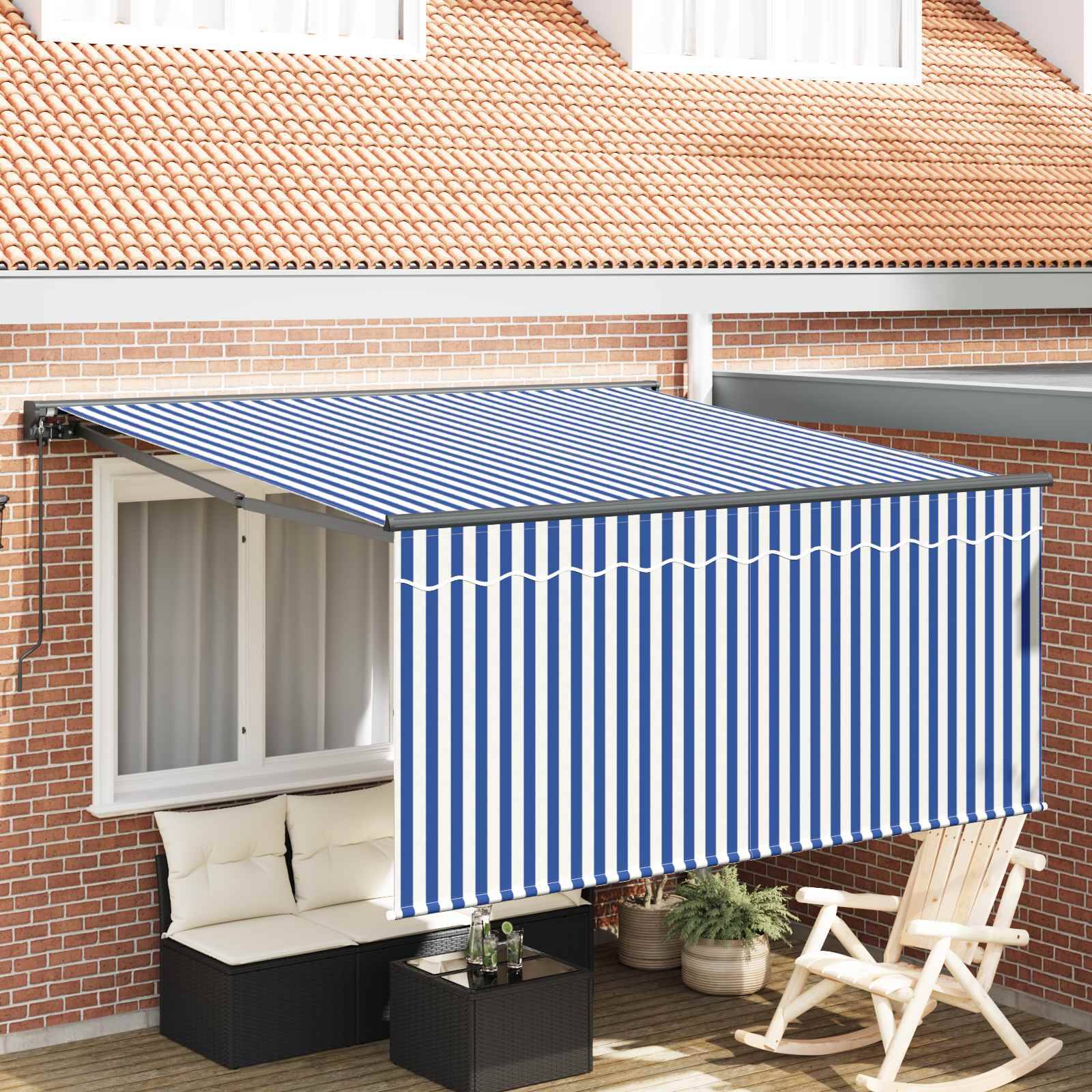 Ein blau-weiß gestreifter Markisenstoff erstreckt sich über eine Terrasse mit einer gepolsterten Bank, einem Tisch und einem Stuhl, befestigt an einem Backsteinhaus mit Ziegeldach.