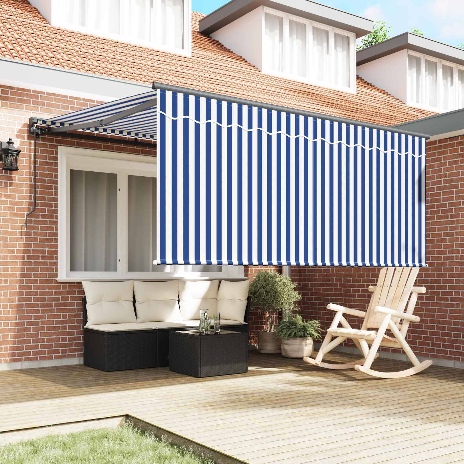 Ein Backsteinhaus mit roten Steinen und einer blau-weiß gestreiften Markise über einer Terrasse. Die Terrassenmöbel umfassen ein Sofa, einen Stuhl und einen kleinen Tisch.