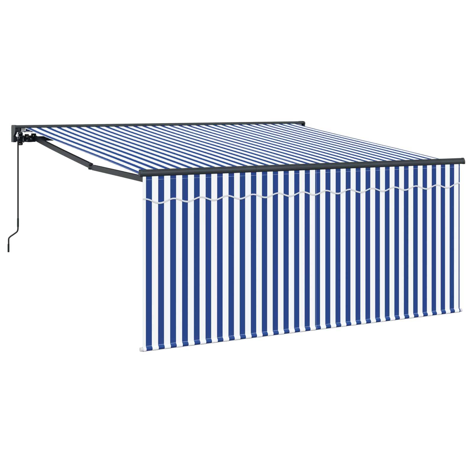 Eine blau und weiß gestreifte ausfahrbare Markise erstreckt sich von einer Wand und spendet Schatten. Ein Kurbelverschluss ist auf der linken Seite sichtbar.