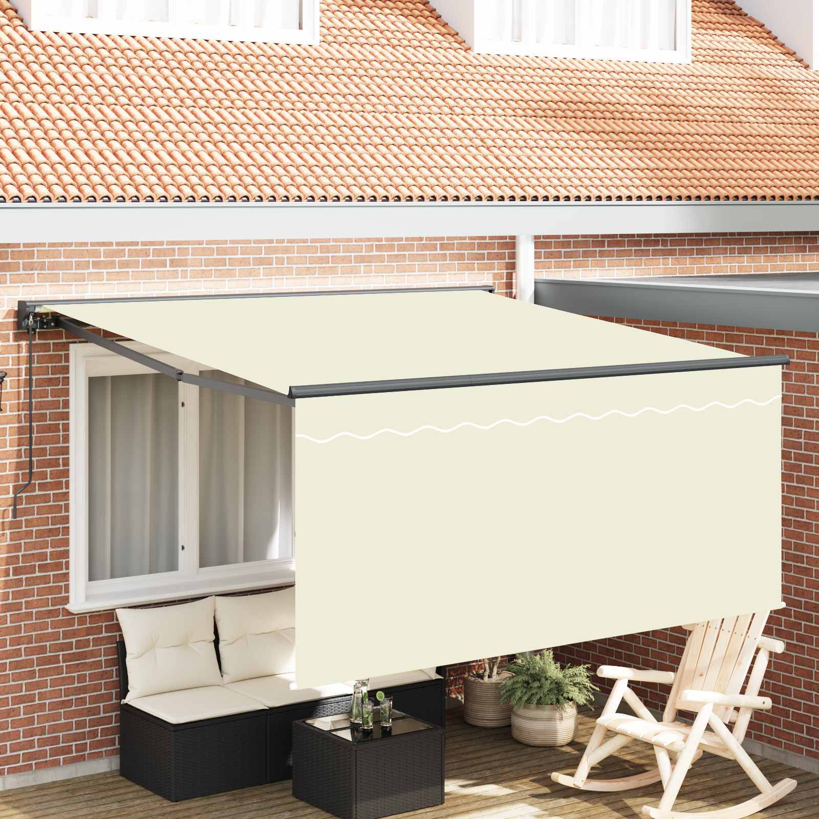 Eine ausfahrbare beige Markise bedeckt eine Terrasse mit einem Ecksofa, einem kleinen Tisch und einem Stuhl. Die Backsteinmauer und Fenster sind sichtbar.
