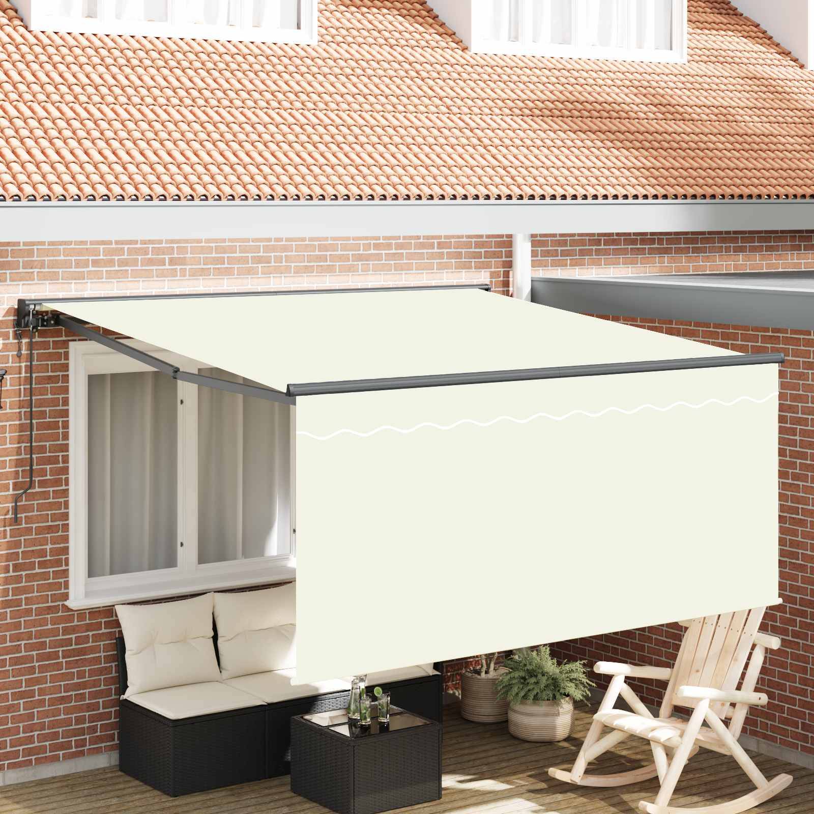 Eine beige ausziehbare Markise erstreckt sich über eine Terrasse mit einem weißen Korbstuhl, einem kleinen Tisch und einer Topfpflanze und spendet Schatten.