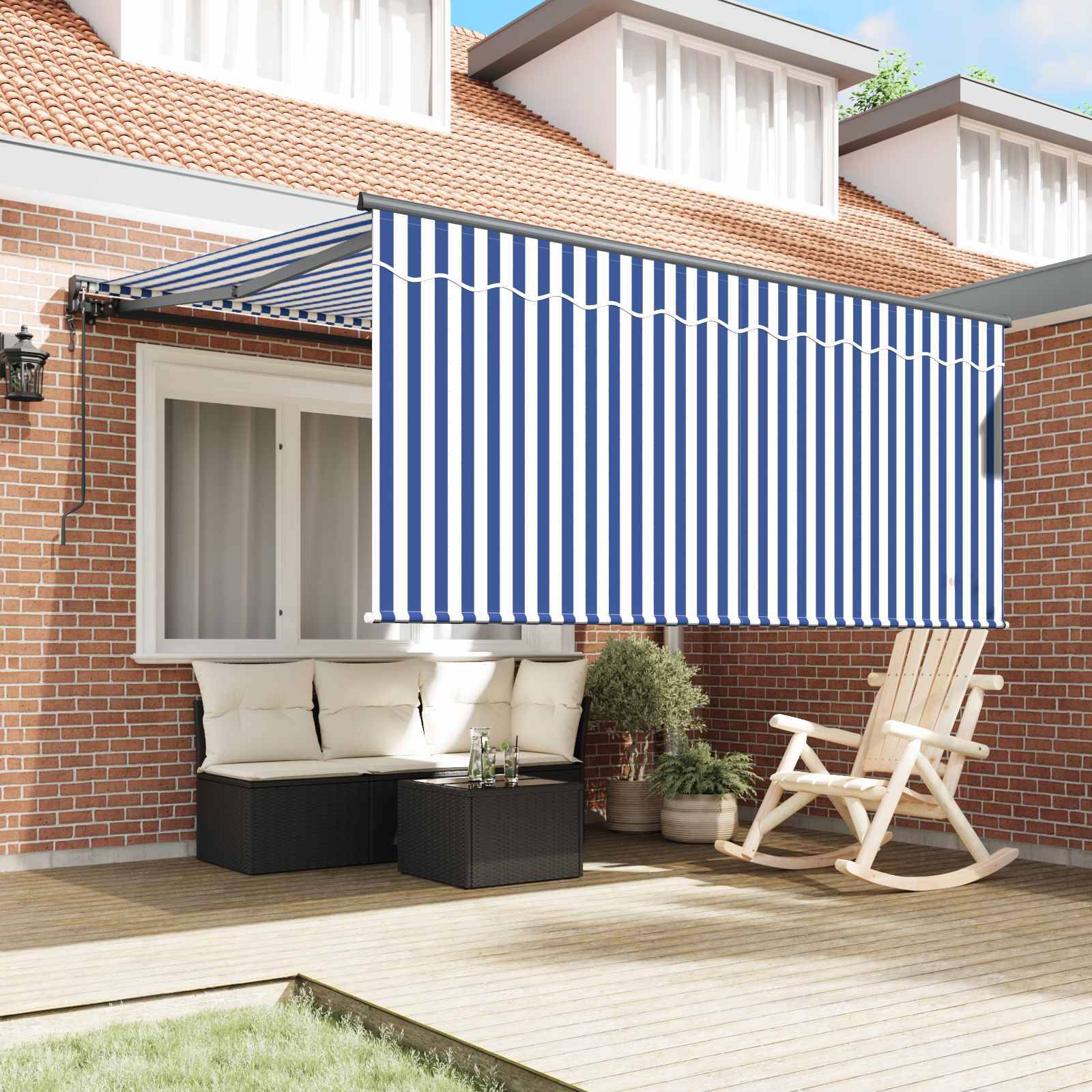 Eine Ziegelpflaster-Terrasse mit einer blau-weißen gestreiften Markise, Sitzmöglichkeiten im Freien und einem hölzernen Schaukelstuhl unter sonnigem Himmel.