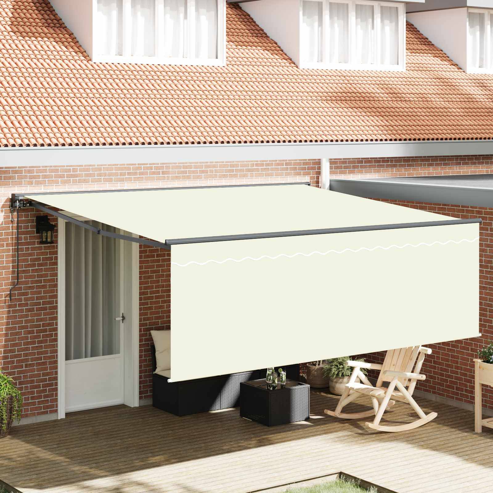 Ein sonniger Terrassenhof mit einer gestreiften blau-weißen ausfahrbaren Markise über Außenbestuhlung mit Kissen, neben bepflanzten Töpfen.