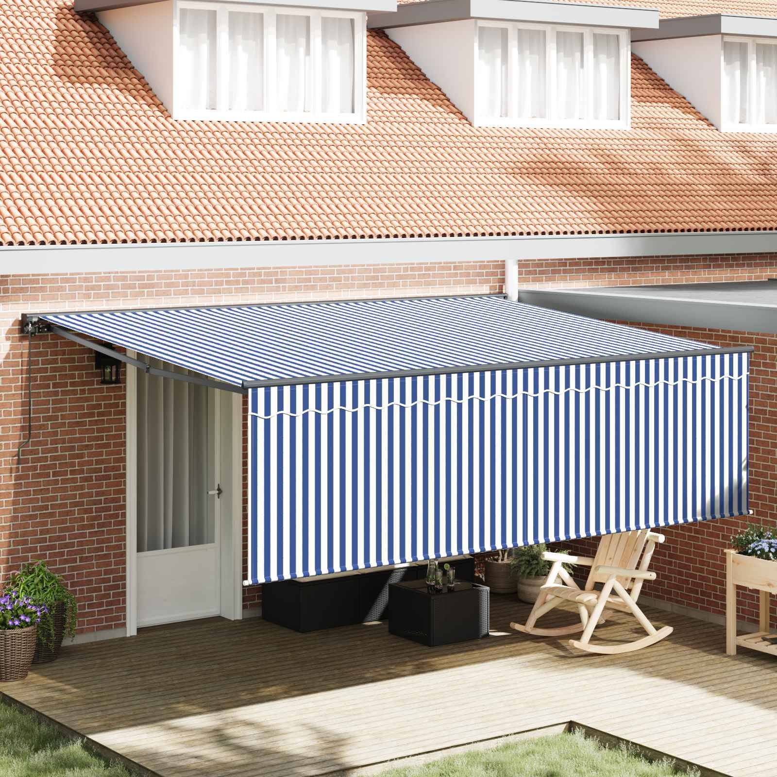 Haus mit einer blau-weiß gestreiften einfahrbaren Markise, die einen Terrassenbereich abdeckt, mit einer Tür auf der linken Seite und Gartenmöbeln darunter.