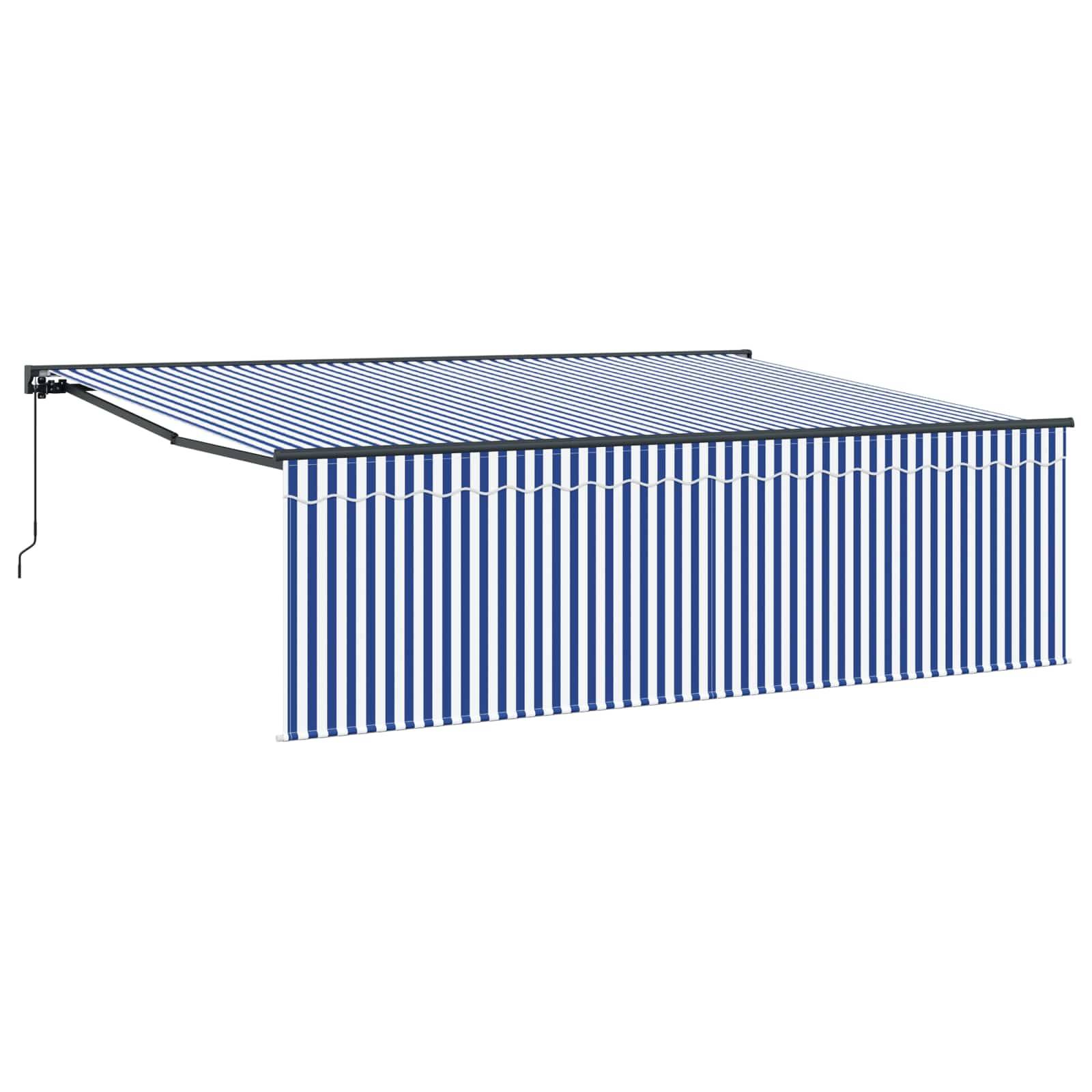 Eine blau und weiß gestreifte ausziehbare Markise mit Metallarmstützen, horizontal ausgefahren, die Schattenspendung bietet.