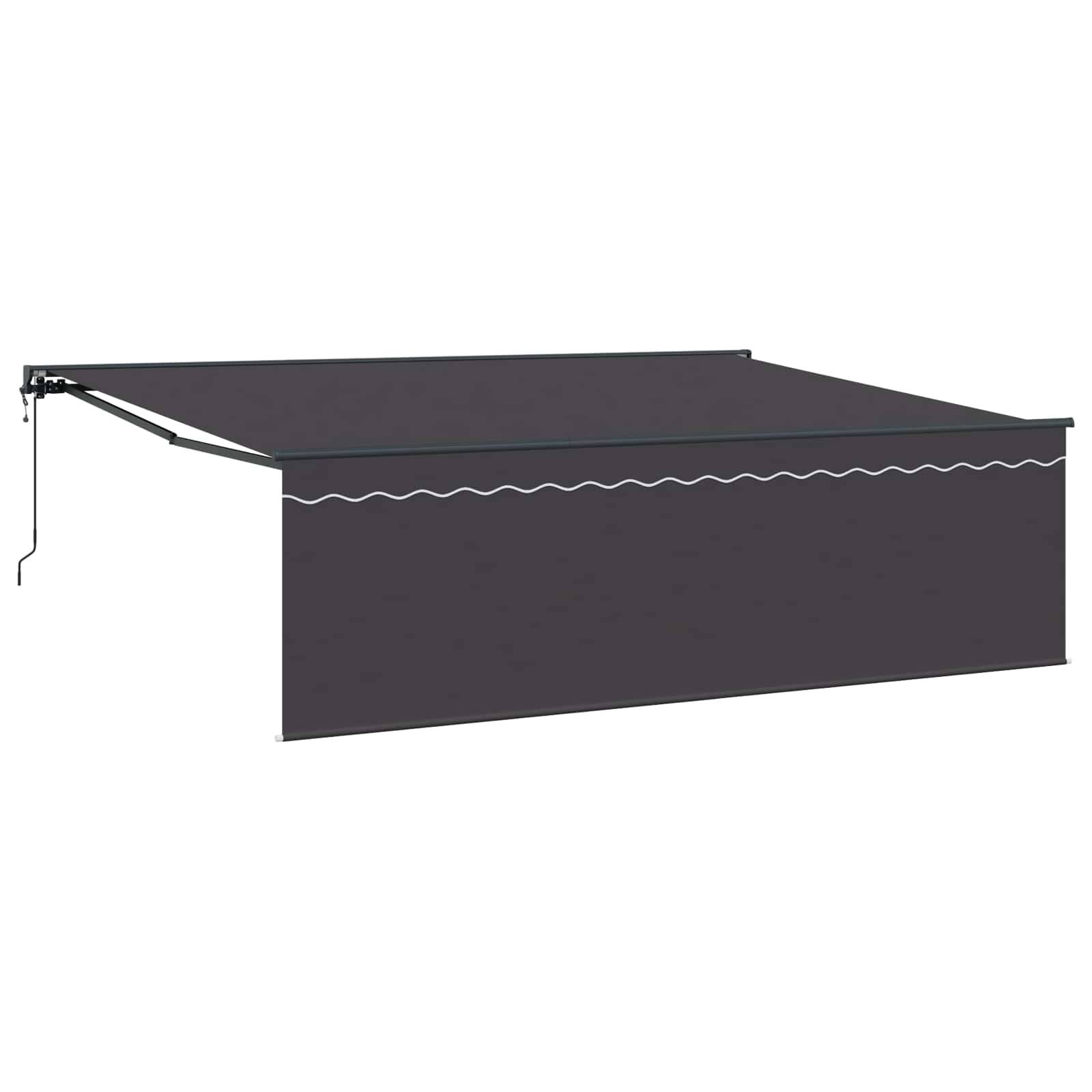 Eine ausfahrbare Markise mit dunklem Stoff und welligem Randdesign erstreckt sich nach außen und spendet Schatten. Die Markise wird durch Metallarme gestützt.