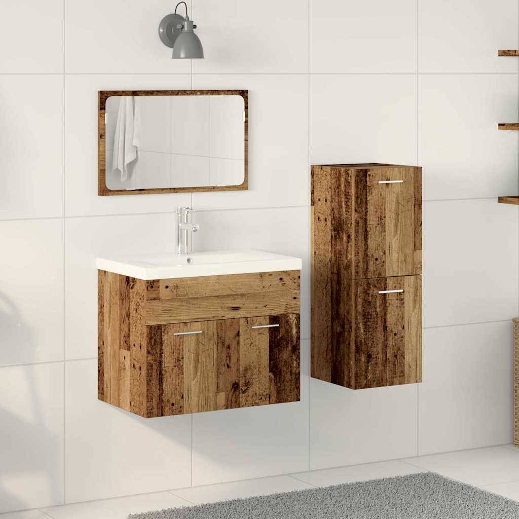 Badezimmer mit Waschtischunterschrank aus Holz, Wandschrank, weißen Fliesen, rechteckigem Spiegel und einer silbernen Leuchte darüber.