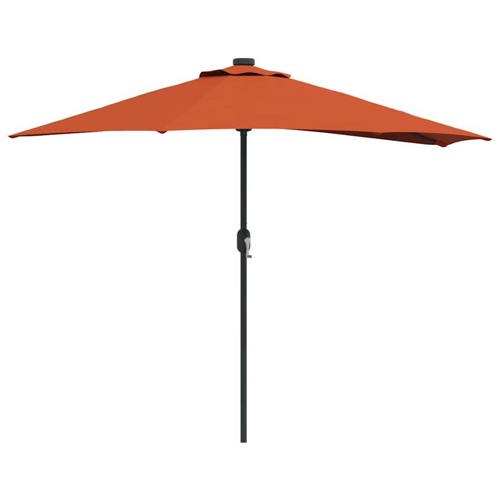 Ein großer roter Outdoor-Sonnenschirm mit einem dunklen Metallstab, vollständig geöffnet.