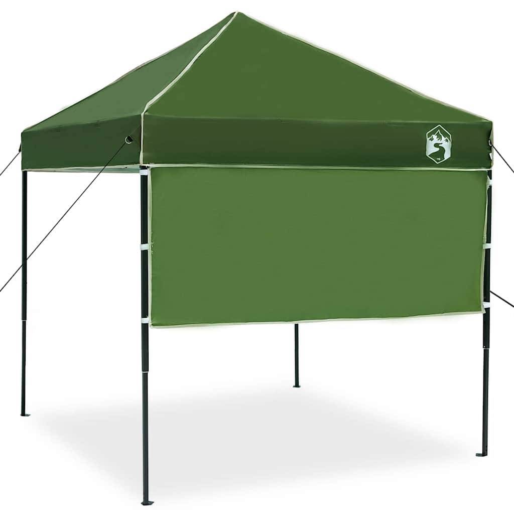 Ein grünes Pop-up-Zelt mit Pavillon, ausgestattet mit vier schwarzen Beinen und einem kleinen Logo in der oberen Ecke. Die Seitenwand ist teilweise heruntergelassen.