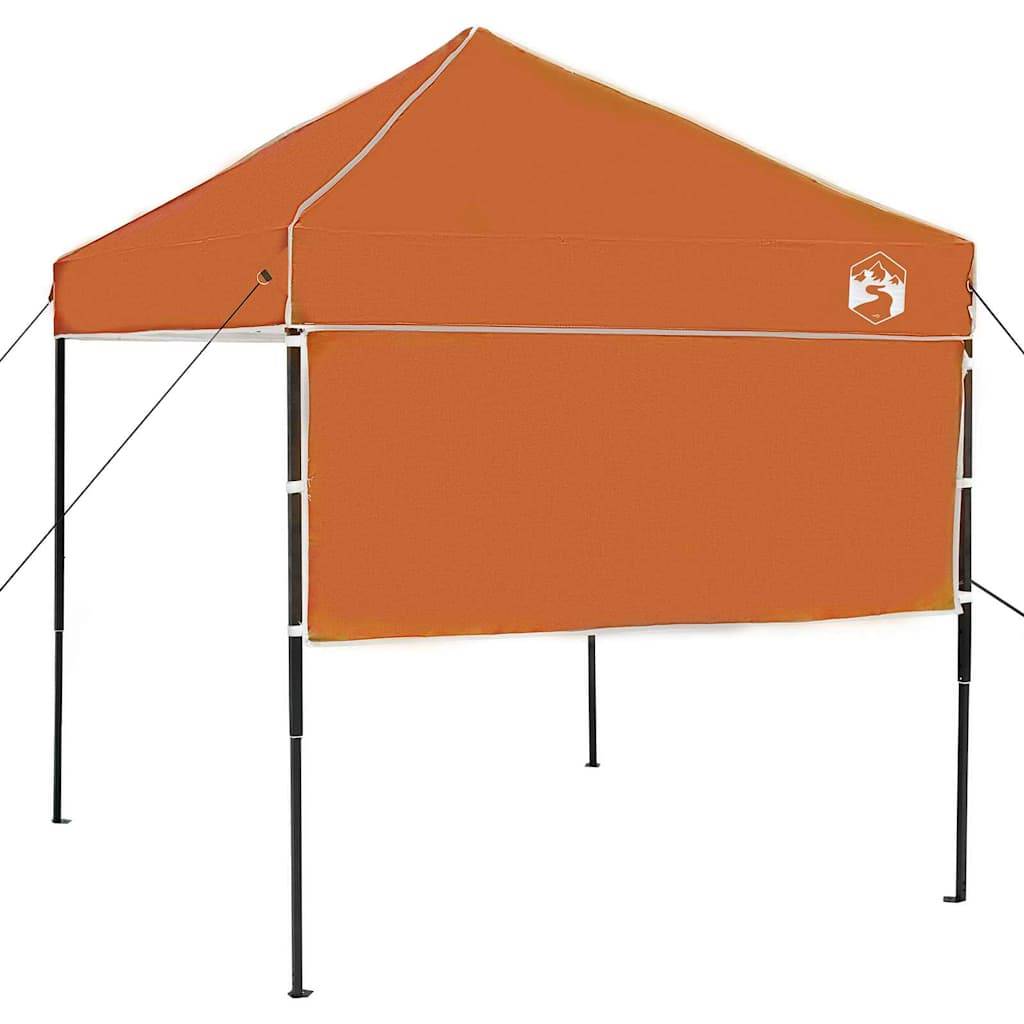 Ein orangefarbenes Pop-up-Zelt mit einem schrägen Dach, getragen von vier schwarzen Metallbeinen, mit einer Seitenwand für zusätzlichen Schutz.