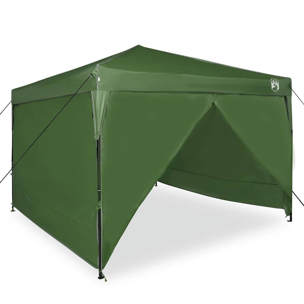 Ein grünes portables Klapppavillon-Zelt mit geschlossenen Seitenwänden, auf dem im oberen Eck ein Logo angebracht ist. Es ist mit Seilen zur Stabilisierung aufgebaut.