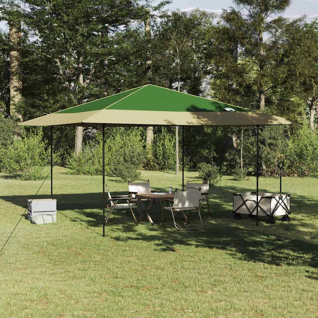Ein großes grünes und beiges Outdoor-Pavillon-Zelt, das auf einer Rasenfläche aufgebaut ist und von Bäumen umgeben wird. Darunter sind ein Tisch und Stühle zur Sitzgelegenheit arrangiert.