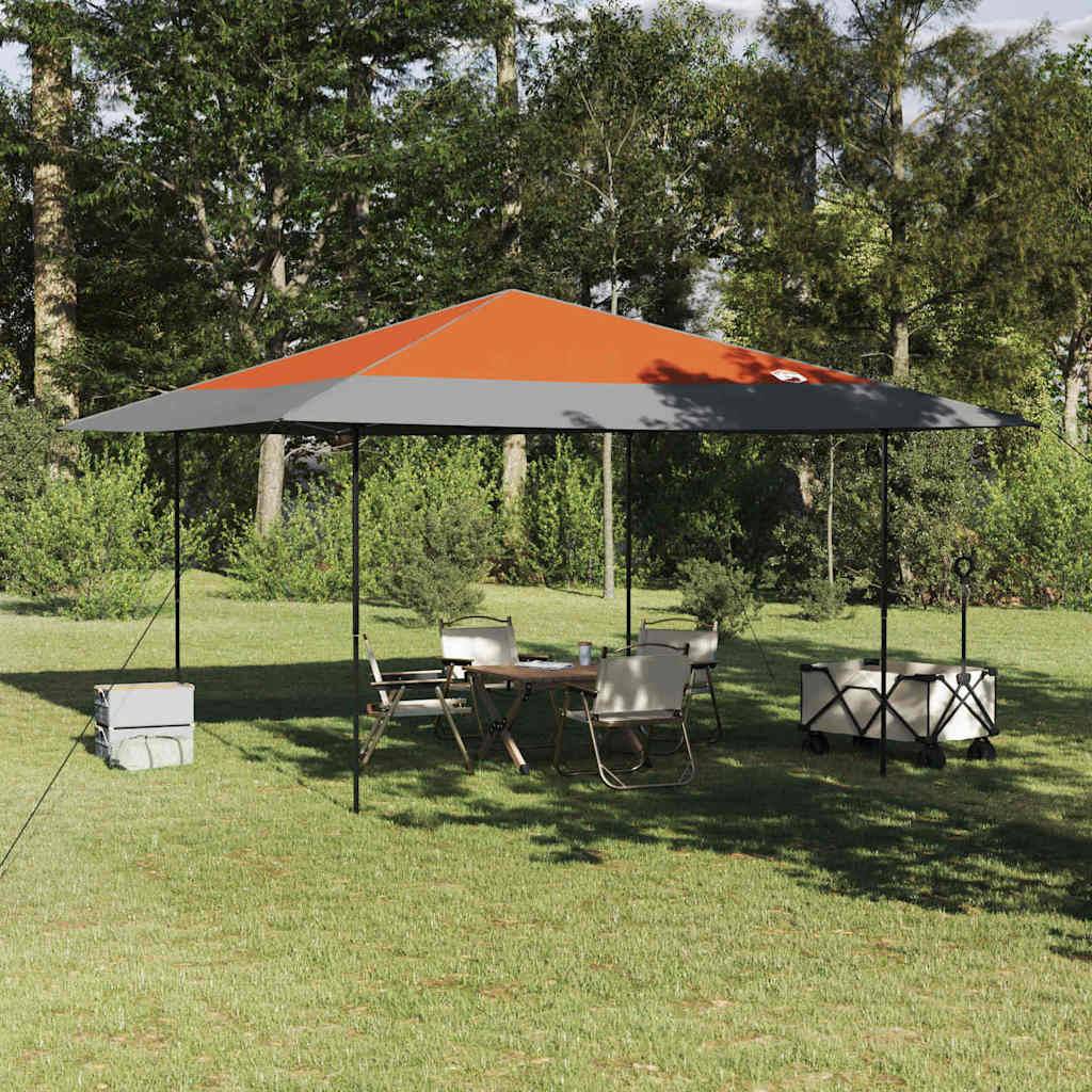 Eine große Outdoor-Markise mit einem orange-braunen Dach bietet Schatten für einen kleinen Tisch und Stühle in einem grasbedeckten Bereich, der von Bäumen umgeben ist.