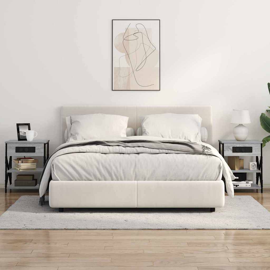 Ein modernes Schlafzimmer zeigt ein üppiges, weißes Kingsize-Bett mit weißen Kissen und einer beigen Bettdecke, flankiert von zwei kleinen Nachttischen.