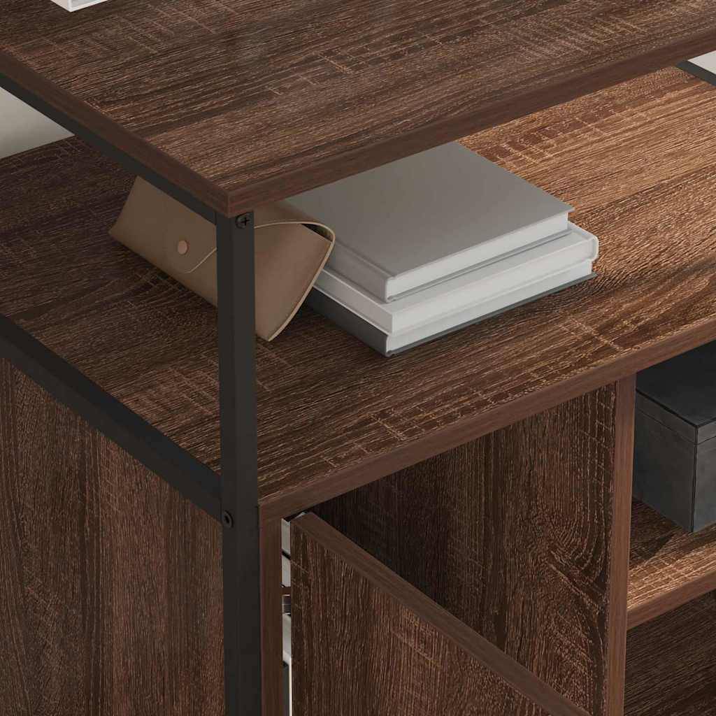 Hölzernes Bücherregal mit dunklem Metallrahmen; zwei gestapelte Bücher und ein geschlossener Laptop befinden sich auf dem mittleren Regal.