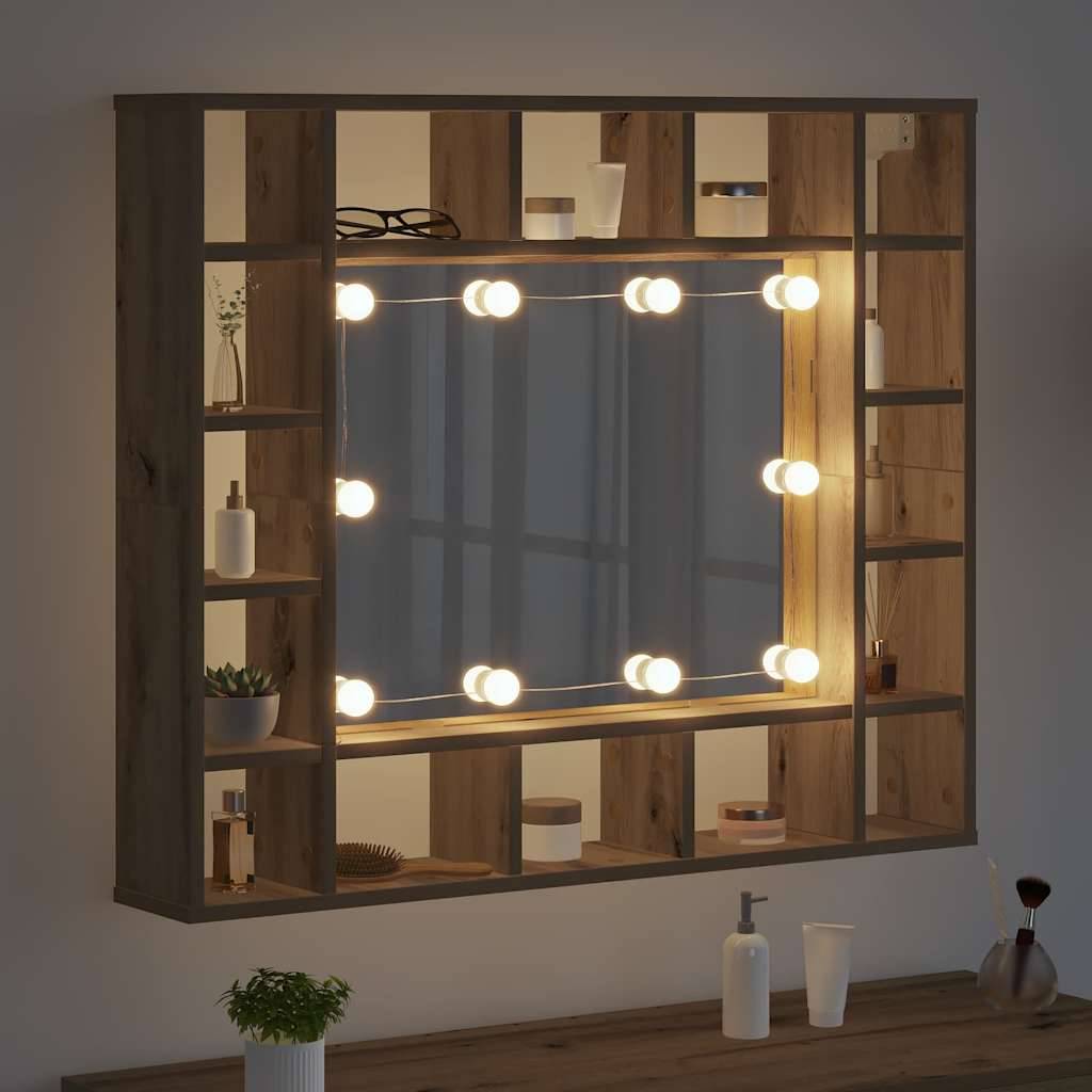 Ein an der Wand montierter Holz-Waschtischspiegel mit umgebenden Regalen, auf denen Dekorationsgegenstände und Pflanzen stehen. Der Spiegel ist mit beleuchteten Glühbirnen gerahmt.