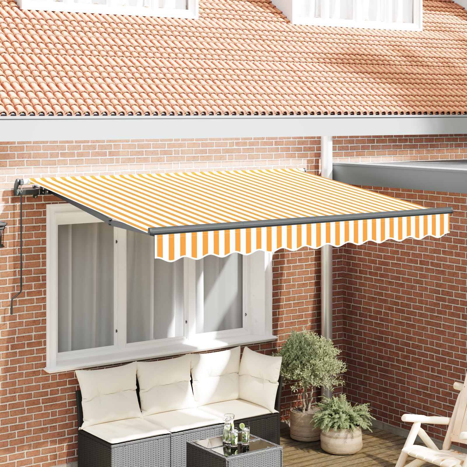 Eine gestreift gelb-weiße ausfahrbare Markise erstreckt sich über eine Terrasse mit weißen Kissen, neben Topfpflanzen an einer Backsteinmauer.