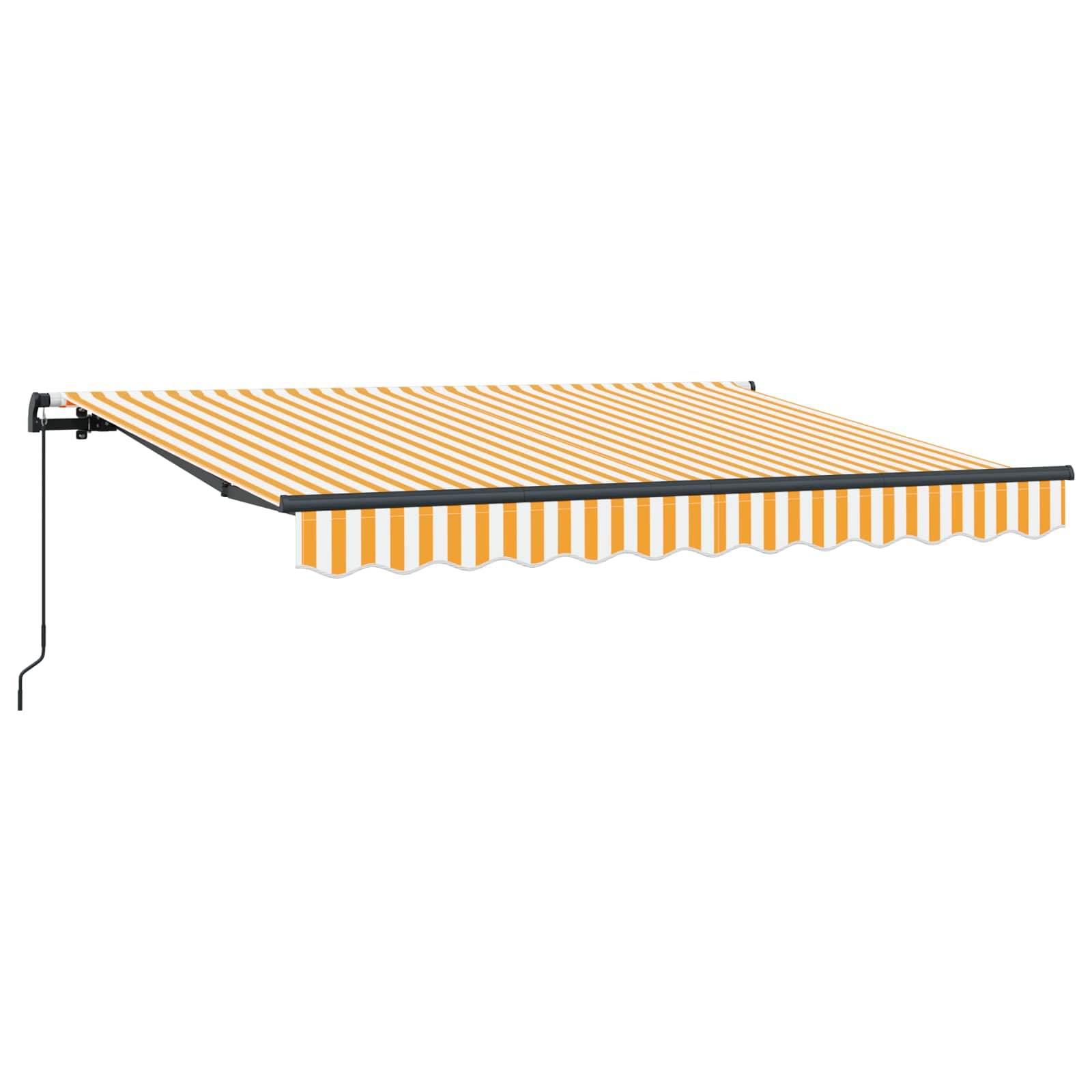 Einziehbare Markise mit orange-weißen Streifen, von einer Wand ausgefahren, spendet Schatten. Manueller Kurbelbetrieb an der Seite sichtbar.