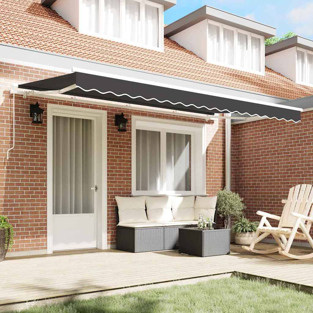 Eine Terasse eines Backsteinhauses mit einziehbarem Markise, Outdoor-Sofa, Couchtisch und Stuhl, mit Holzboden und Topfpflanzen.