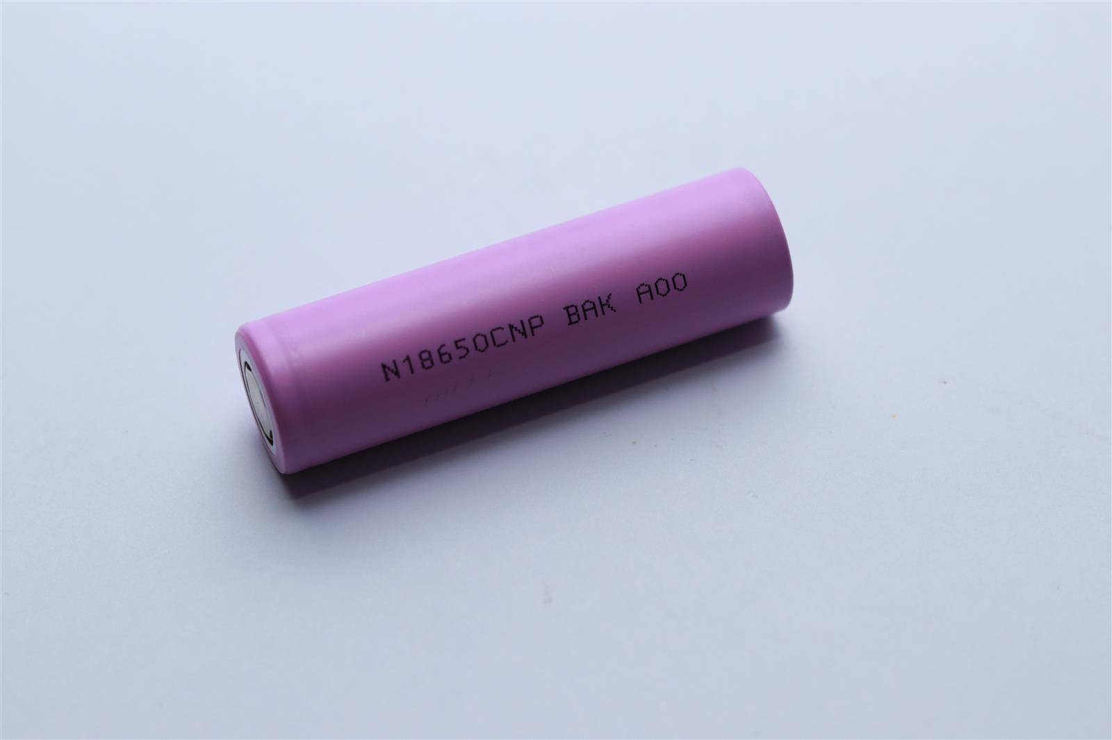 Eine rosa Zylinderbatterie aus Lithium-Ion mit dem Text 'N18650CNP BAK A00', die auf einem hellen Hintergrund platziert ist.