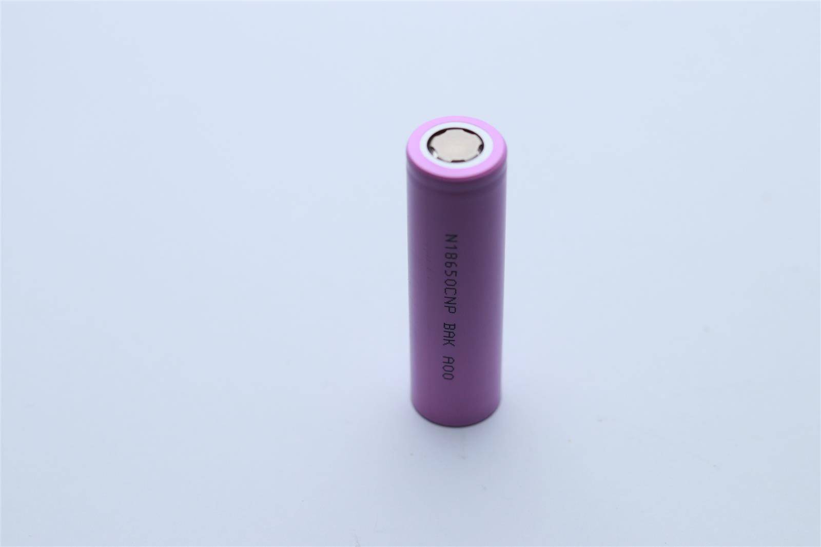 Eine violette, zylindrische Batterie mit der Aufschrift 