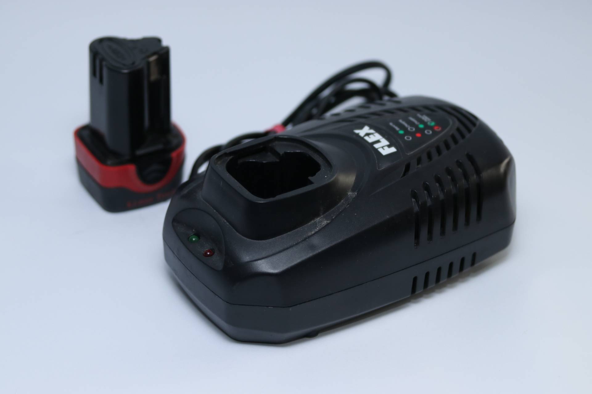 Akkuset - FLEX 336.319 - 10,8 Volt Li-Ion Akku & Flex 336.327 - 12,8 Volt Li-Ion Ladegerät - aufbereitet