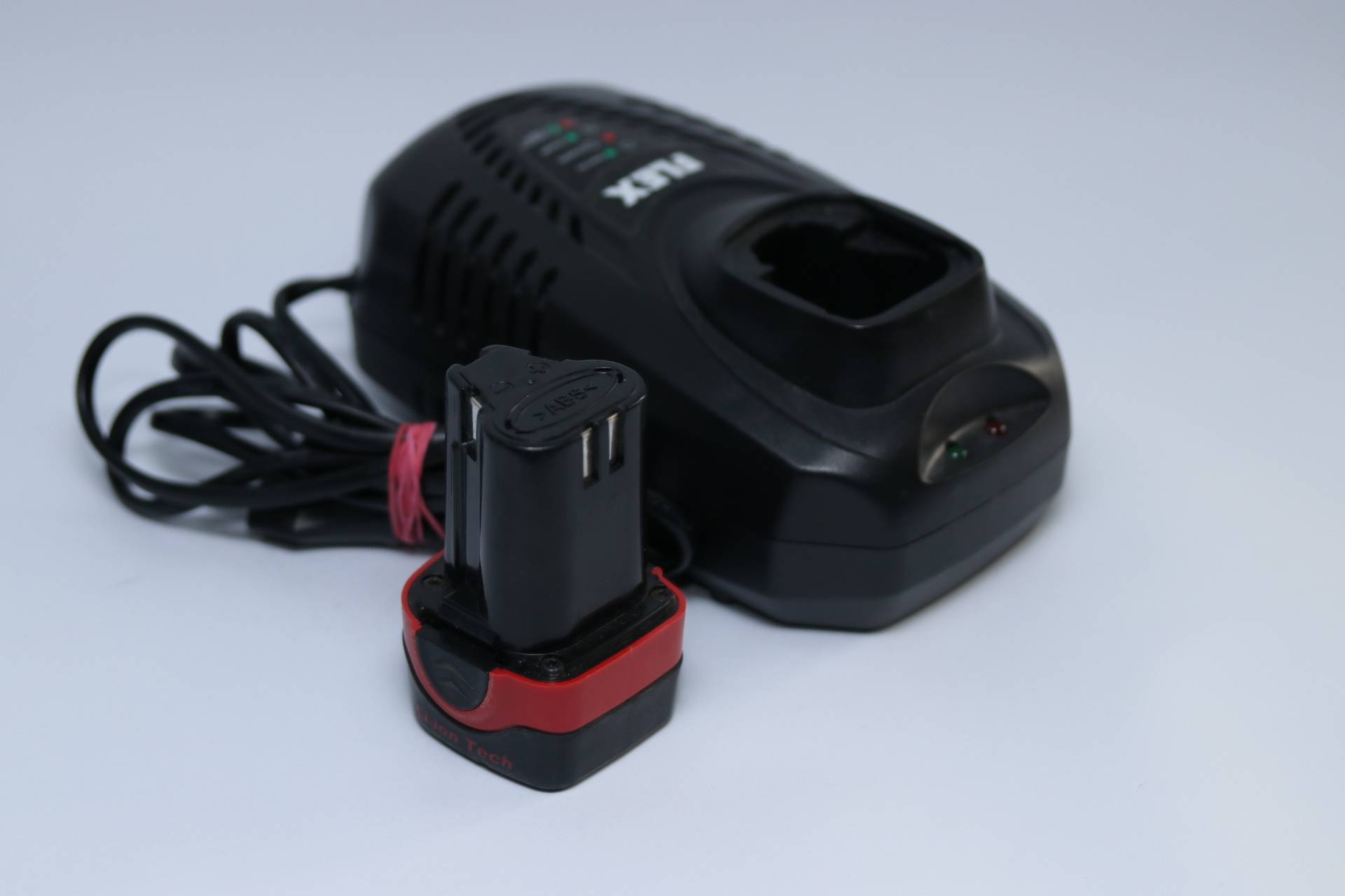 Akkuset - FLEX 336.319 - 10,8 Volt Li-Ion Akku & Flex 336.327 - 12,8 Volt Li-Ion Ladegerät - aufbereitet