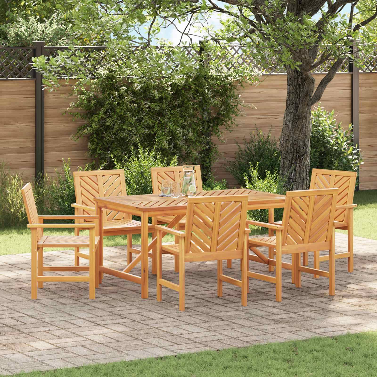Ein hölzernes Patio-Essset mit sechs Stühlen und einem rechteckigen Tisch auf einer gepflasterten Fläche, umgeben von einem Holzzaun und Grünpflanzen.