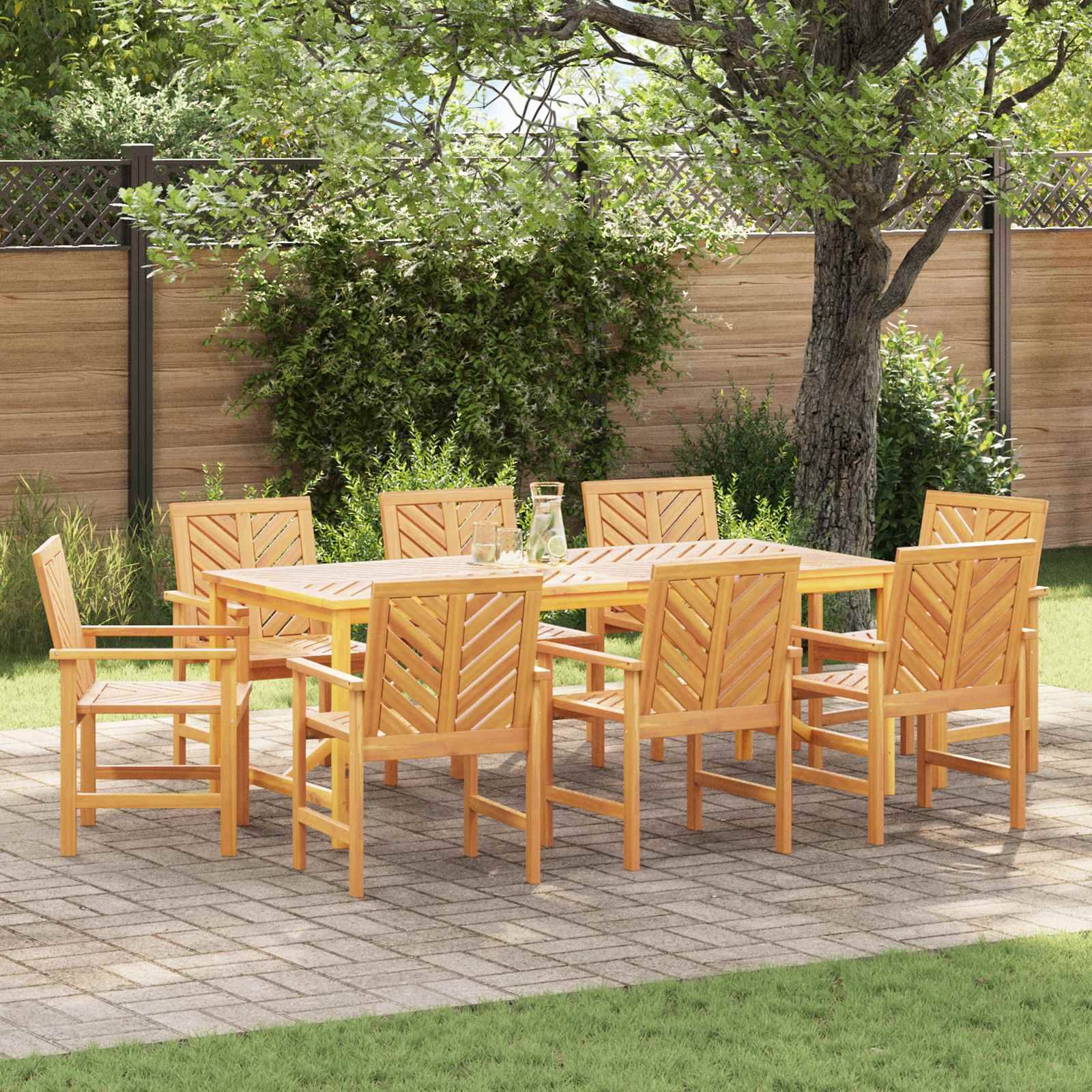 Eine Gartenmöbelgruppe aus Holz mit acht Stühlen und einem Tisch steht auf einer Terrasse. Ein Baum und ein Holzzaun befinden sich im Hintergrund.