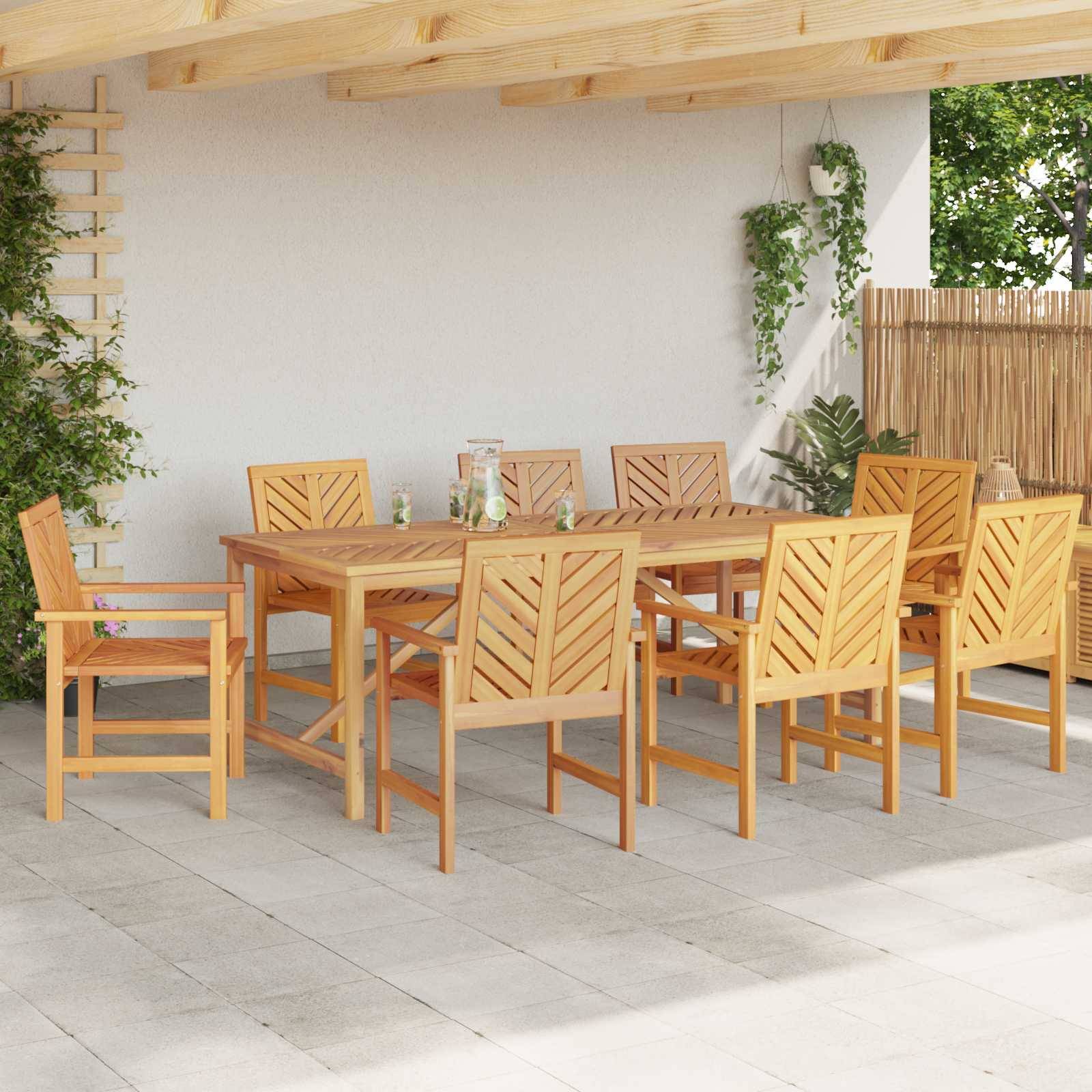 Überdachte Terrasse mit einem Holz-Essgarnitur, einschließlich eines Tisches und sechs Stühlen. Grünpflanzen umgeben den Bereich, während Kletterpflanzen die Wände hochranken.