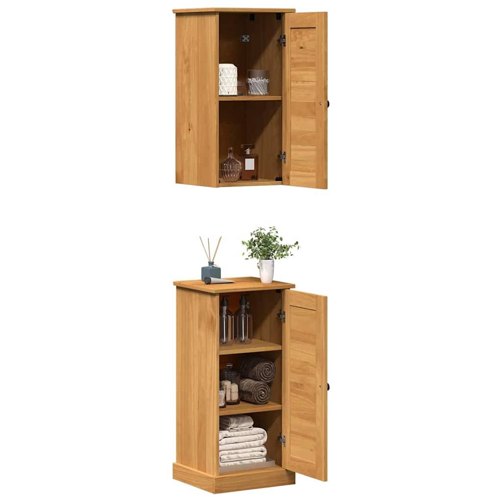 Großer Holzschrank mit zwei Türen und Regalen, der Handtücher und Toilettenartikel aufbewahrt. Eine kleine Pflanze und ein Diffuser stehen auf der Oberfläche des Schranks.