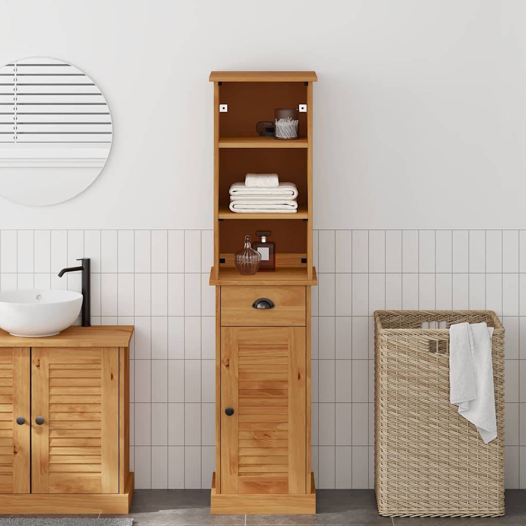 Ein Badezimmer zeigt einen Holzschrank mit Regalen, auf denen Handtücher und ein Korb mit einem Handtuch daneben liegen. Links befinden sich ein Spiegel und ein Waschbecken.