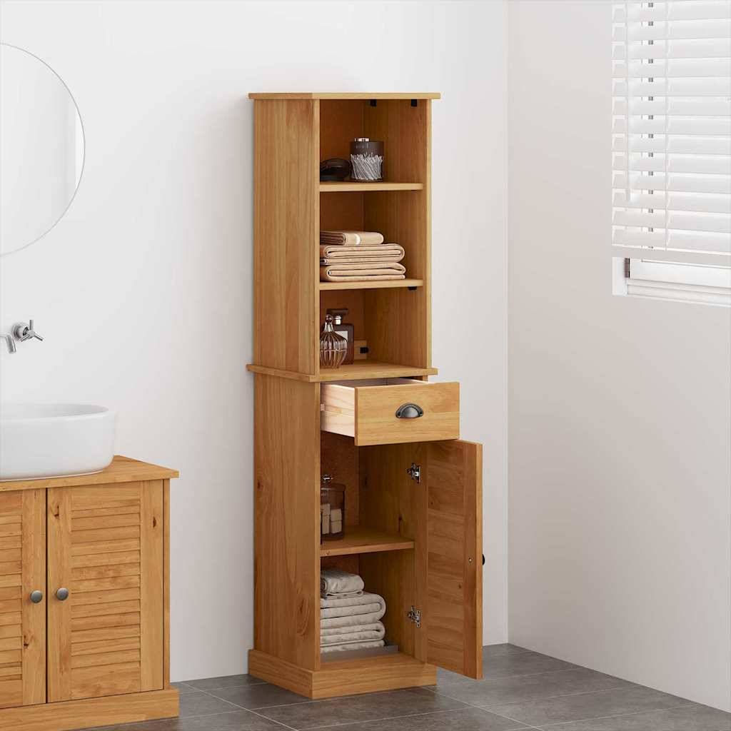 Hohes Holz-Badezimmerschrank mit offenen Regalen, einer Schublade und einem unteren Schrank. Er steht neben einem Waschbecken mit einem Holzschrank darunter.