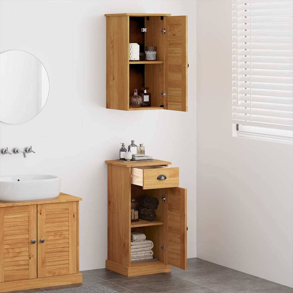 Ein minimalistisches Badezimmer mit Holzschränken, einem runden Wandspiegel und einem kleinen weißen Waschbecken. Natürliches Licht filtert durch die Jalousien.
