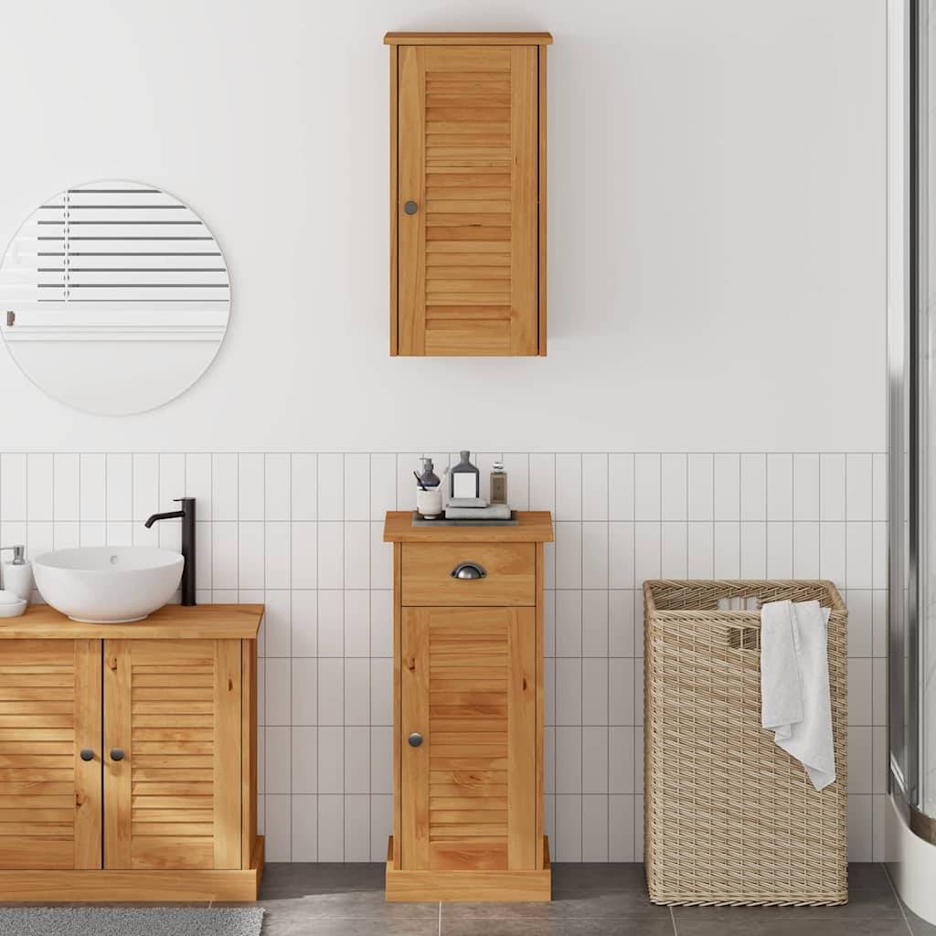 Ein Badezimmer mit Holzschränken, einem runden Spiegel, einem schwarzen Wasserhahn auf einem weißen Waschbecken und einem Wäschekorb aus Rattan mit einem Handtuch.