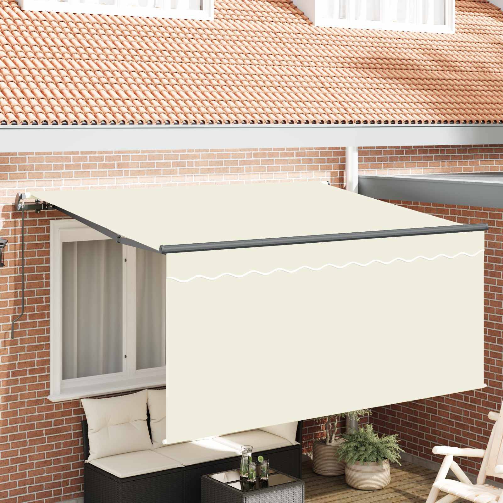 Eine beige Markise mit Zurückrollmechanismus erstreckt sich über ein Fenster in einer Backsteinmauer und spendet Schatten für einen kleinen Terrassenbereich mit Außensitzplätzen und Topfpflanzen.