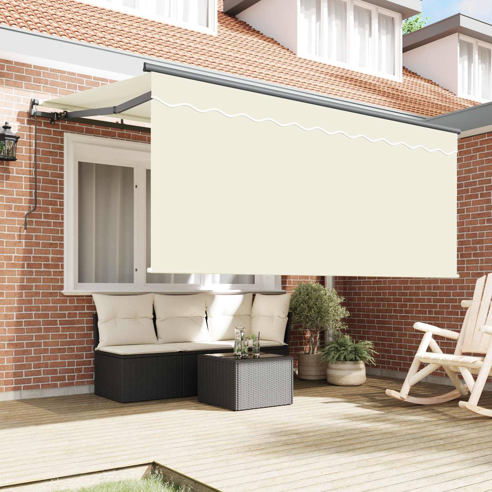 Eine sonnenschattierte Terrasse mit einer ausfahrbaren Markise über zwei Stühlen, einem Sofa und einem kleinen Tisch auf einem Holzboden vor einer Ziegelmauer.