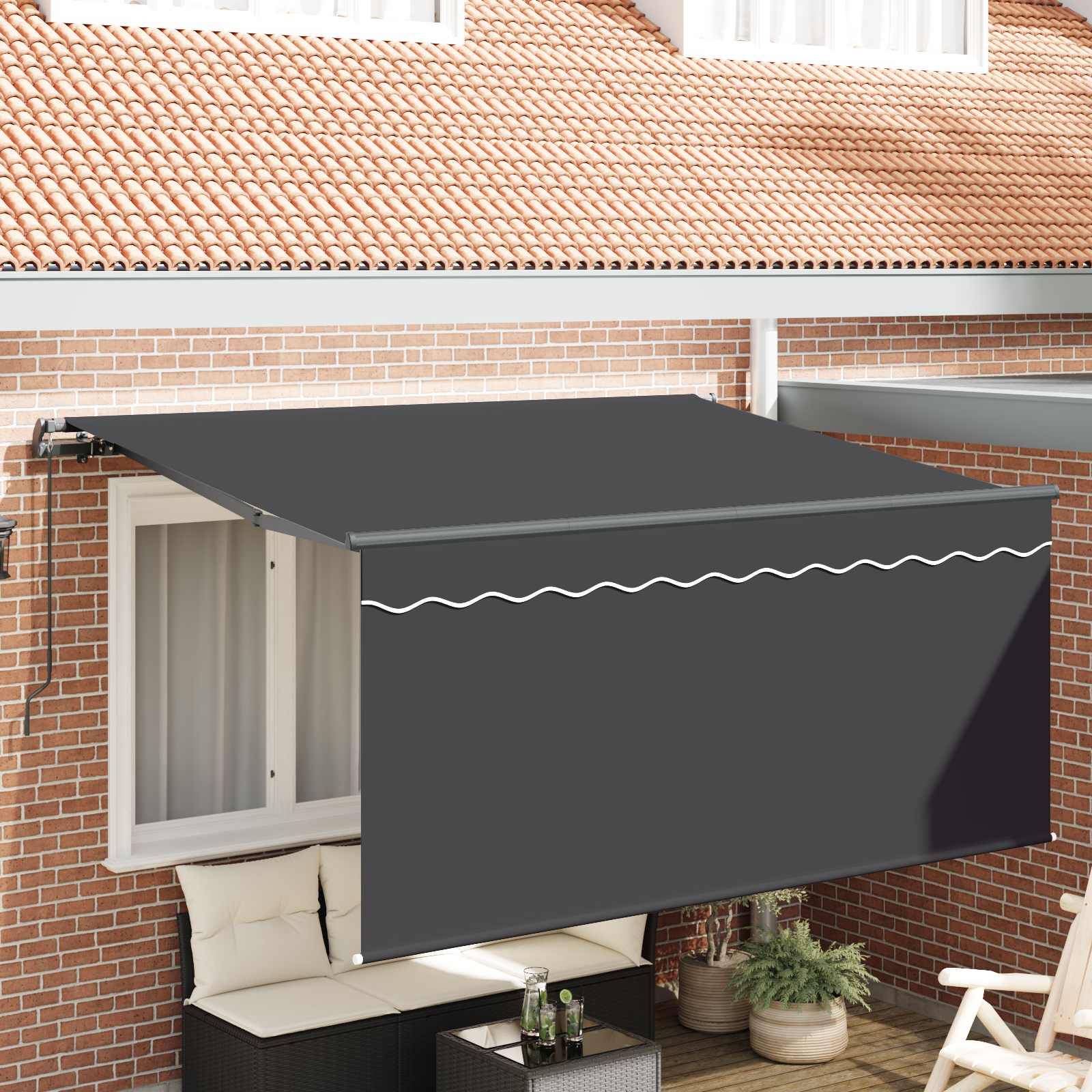 Eine ausfahrbare schwarze Markise erstreckt sich über eine Terrasse mit weißen Möbeln und Topfpflanzen, befestigt an einer Backsteinmauer unter einem Ziegeldach.