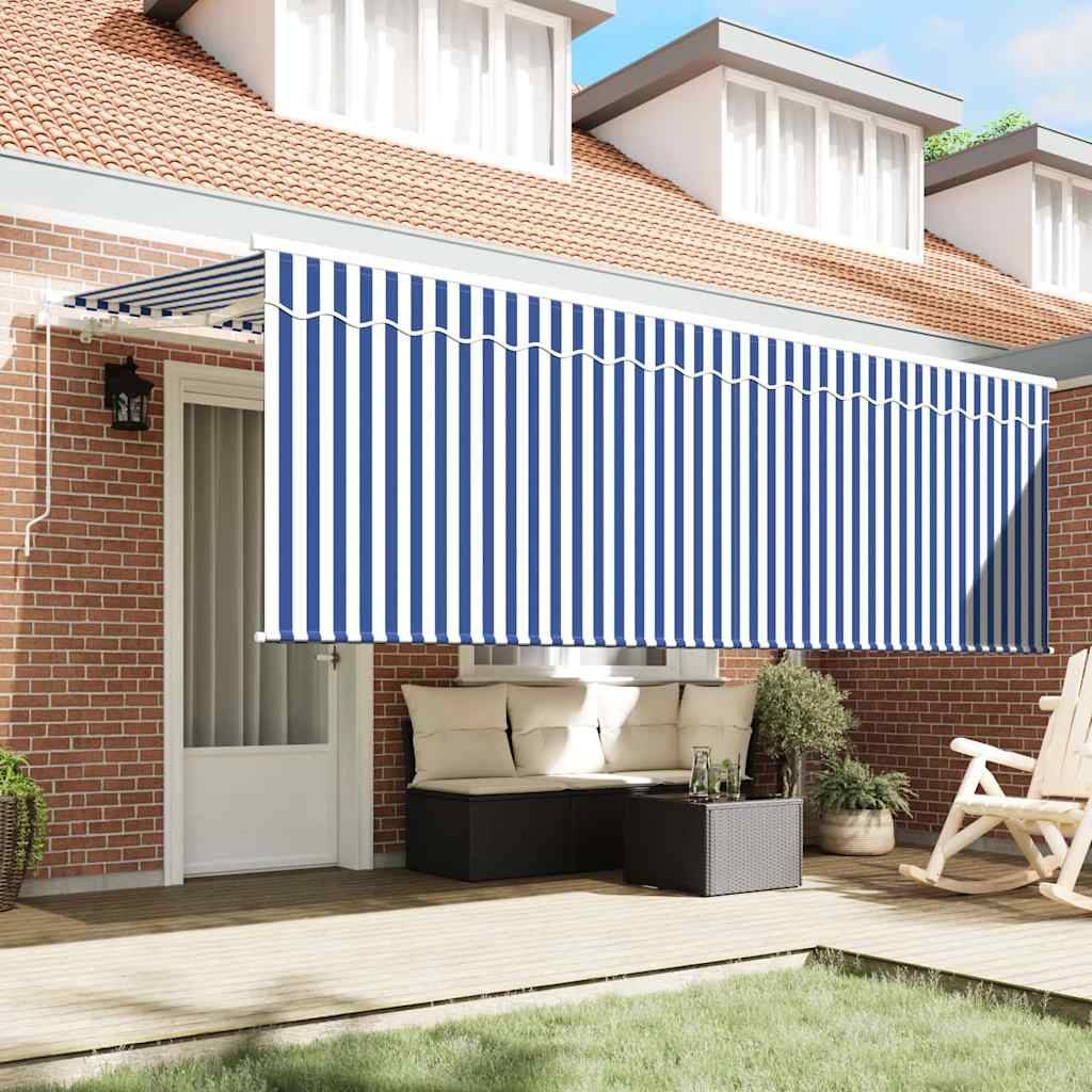 Eine blau-weiß gestreifte Terrassenmarkise erstreckte sich über einen Sitzbereich mit Stühlen und Kübelpflanzen, angebracht an einem Haus aus roten Ziegelsteinen.
