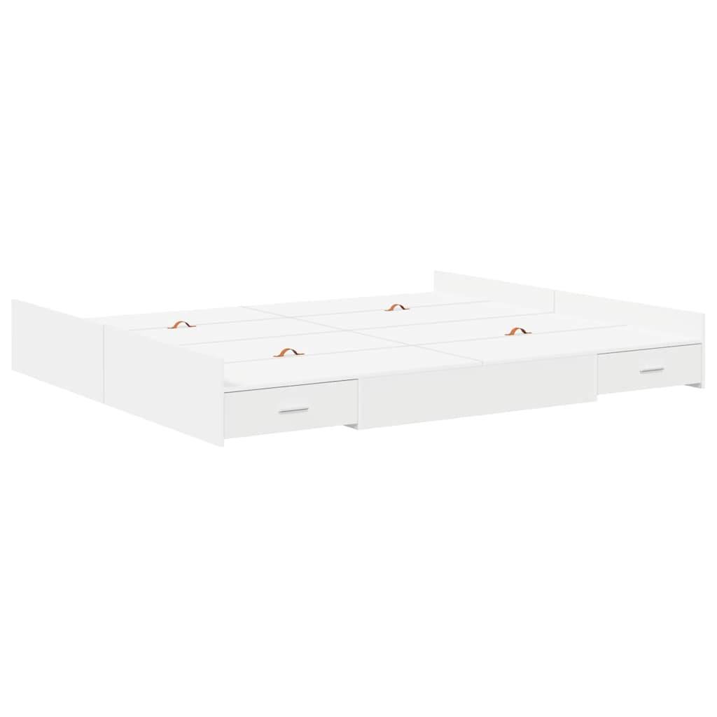 Ein weißes Plattformbett mit Staurageschubladen darunter, ausgestattet mit Lederriemengriffen für einfachen Zugang.
