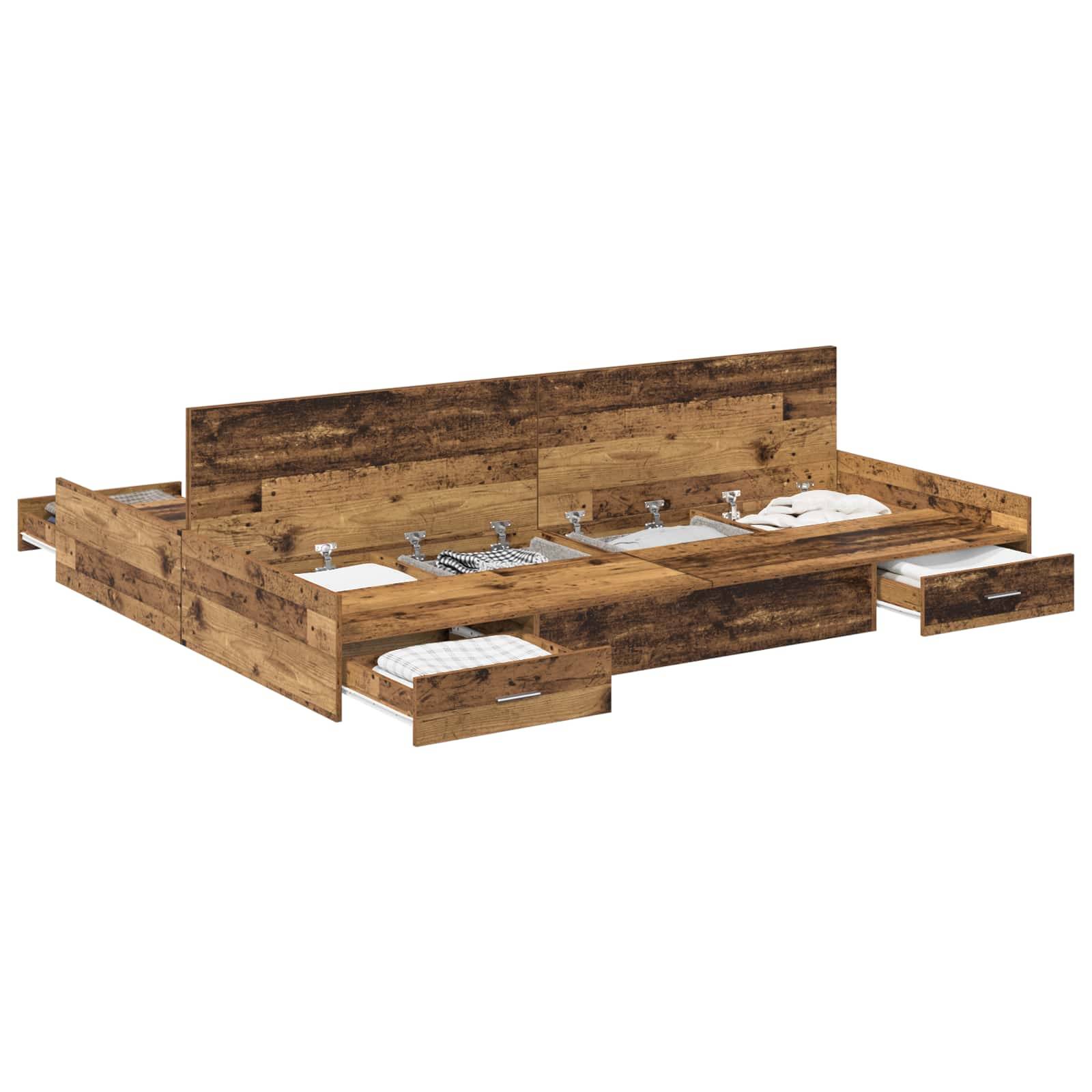 Ein Holzbettgestell mit rustikaler Oberfläche verfügt über mehrere integrierte Staurauszüge unter dem Matratzenbereich und zeigt Kleidungsstücke im Inneren.