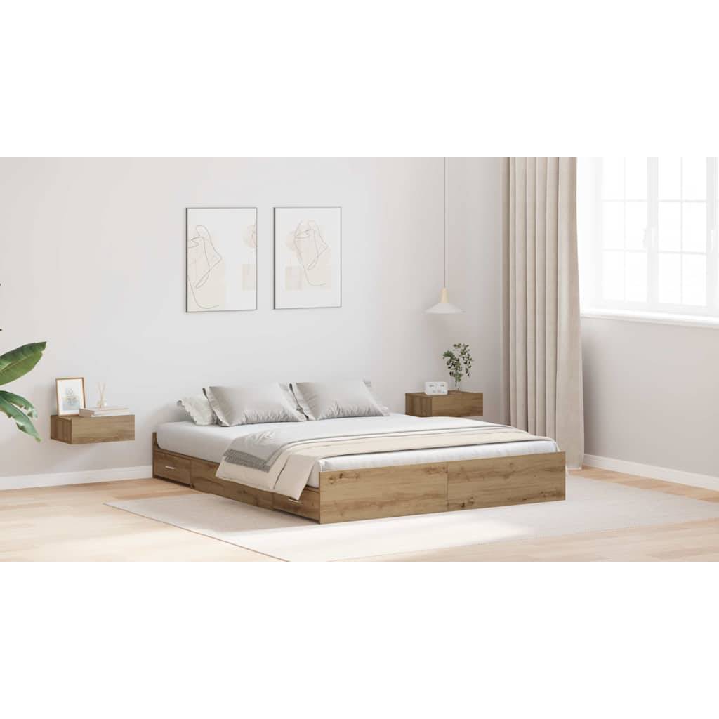 Ein minimalistisches Schlafzimmer mit einem Bett auf einer Holzplattform, grauen Bettwäsche und Wandkunst. Eine Pendelleuchte und ein Fenster mit beigen Vorhängen sorgen für sanftes Licht.