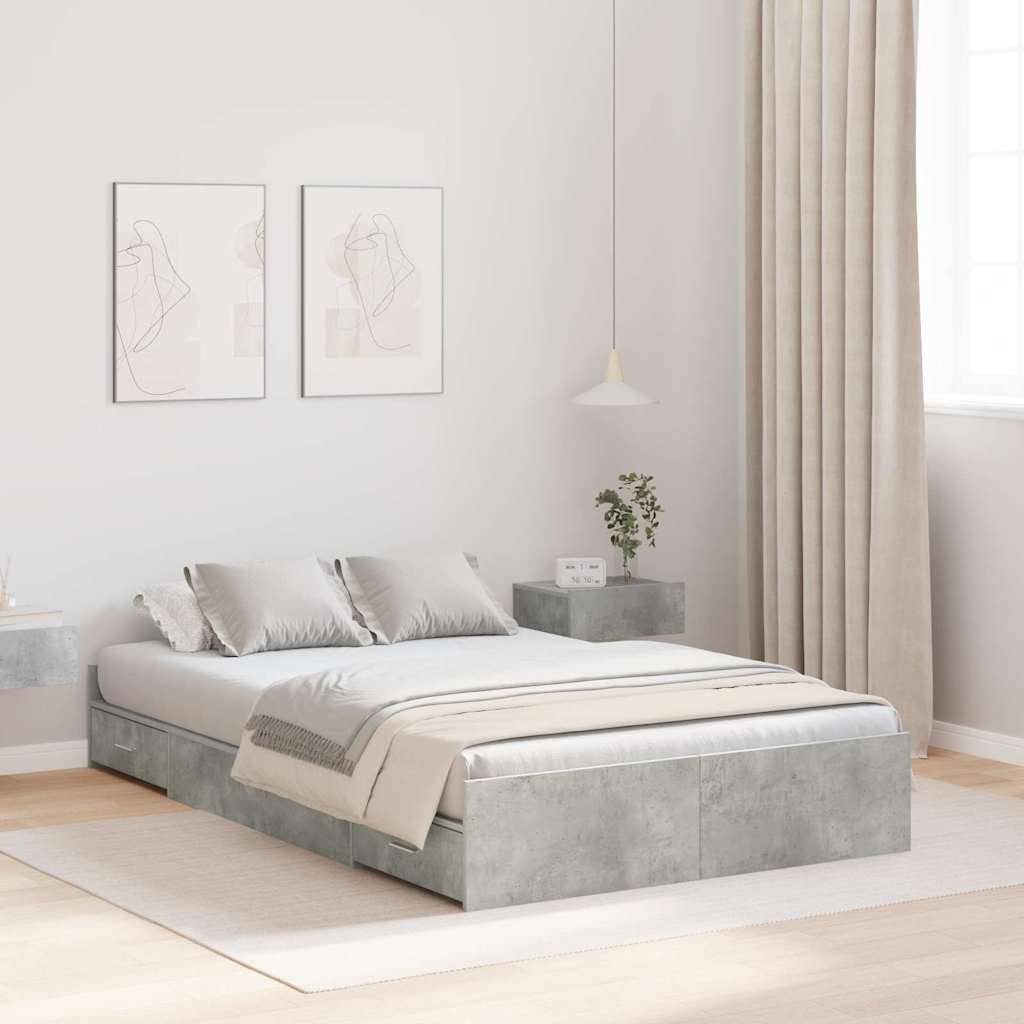 Minimalistisches Schlafzimmer mit einem flachen Bett im Betonlook, weißer Bettwäsche, gerahmten Linienzeichnungen und durchsichtigen Vorhängen neben einem großen, hellen Fenster.