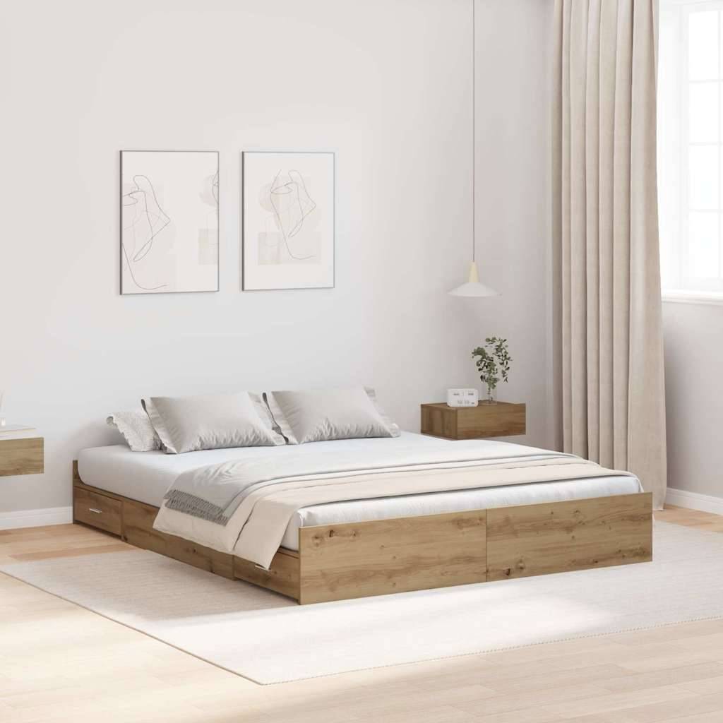 Ein minimalistisches Schlafzimmer mit einem Holz-Plattformbett, weißer Bettwäsche, abstrakter Wandkunst, einer kleinen hängenden Lampe und einem großen Fenster mit Vorhängen.