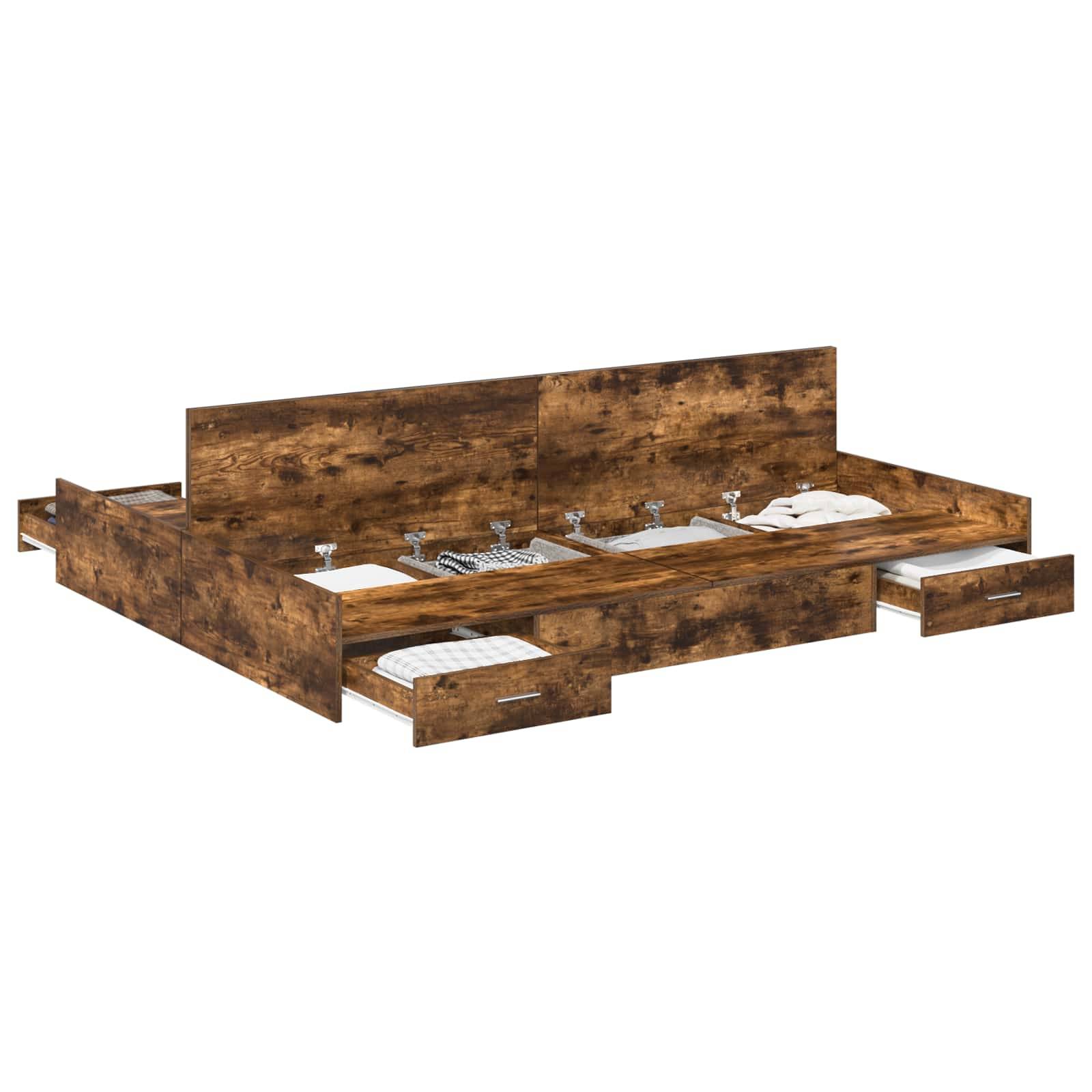 Ein Kingsize-Plattformbett aus Holz mit rustikaler Oberfläche verfügt über mehrere Staurauszüge darunter, die die Funktionalität erhöhen.