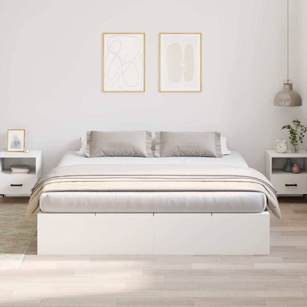Ein sorgfältig gemachtes Bett mit grau-weißer Bettwäsche, flankiert von zwei Nachttischen. Minimalistische Dekoration umfasst abstrakte Kunst und eine Pendelleuchte.