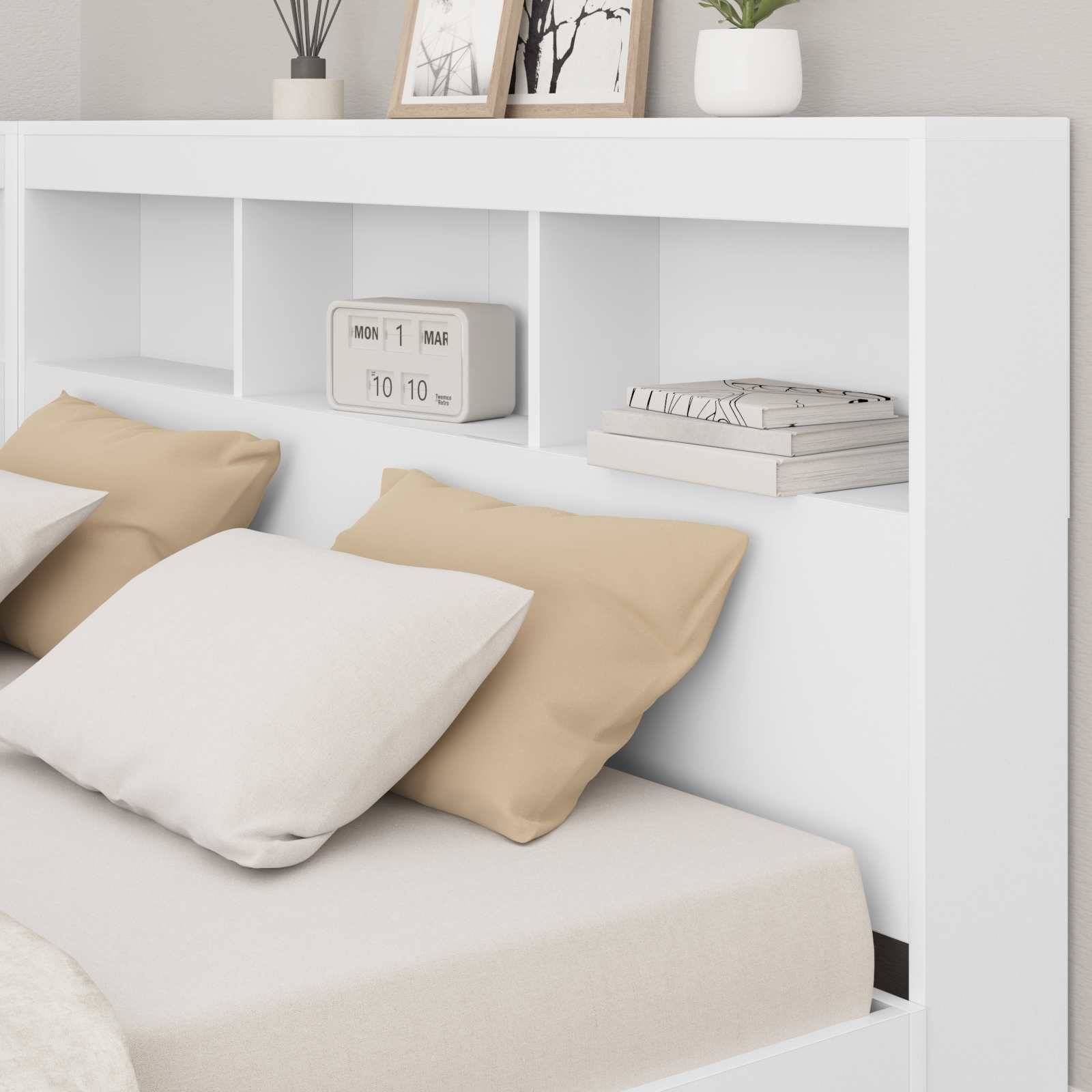 Ein minimalistisches Schlafzimmer zeigt ein Bett mit beigen und weißen Kissen. Darüber befindet sich ein Regal mit Büchern, einer kleinen Pflanze und gerahmten Fotos. Ein Kalender, der auf „Mo 10. Mai