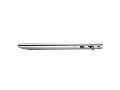 Seitenansicht eines geschlossenen silbernen Laptops, der die Anschlüsse auf der rechten Seite zeigt.